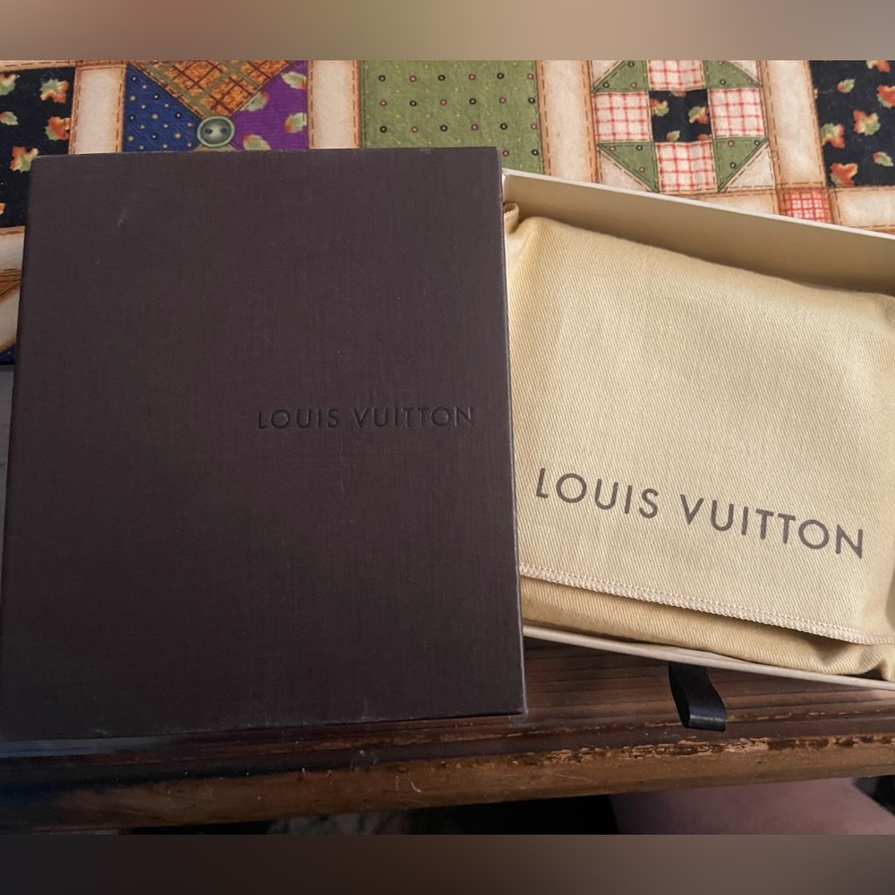 🎁Louis Vuitton Men’s Black Sport Wallet.